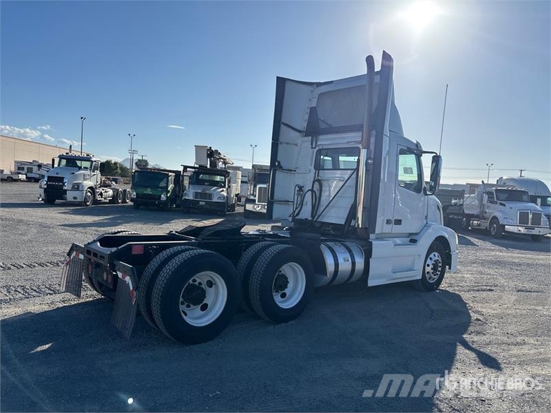 Volvo VNL64T-300 6x4 T/A Day Cab Truck Tractor Tegljači