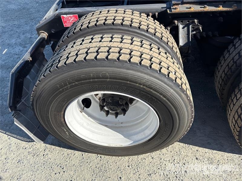 Volvo VNL64T-300 6x4 T/A Day Cab Truck Tractor Trekkers