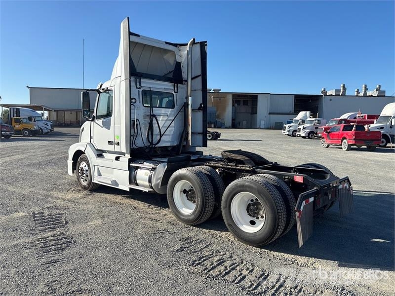 Volvo VNL64T-300 6x4 T/A Day Cab Truck Tractor Tegljači