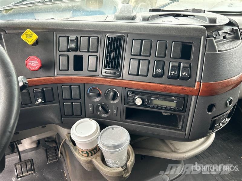 Volvo VNL670 وحدات الجر