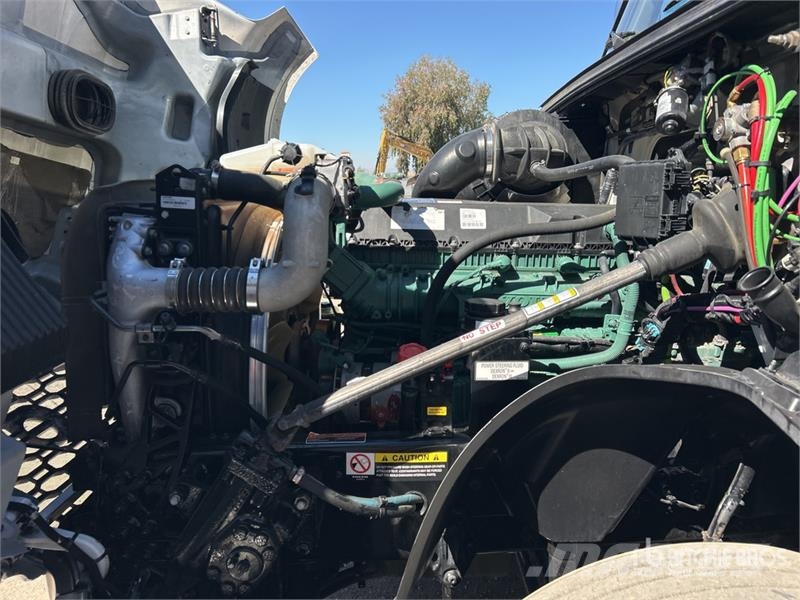 Volvo VNL760 Trekkers