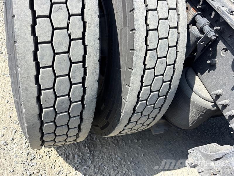 Volvo VNL760 Trekkers