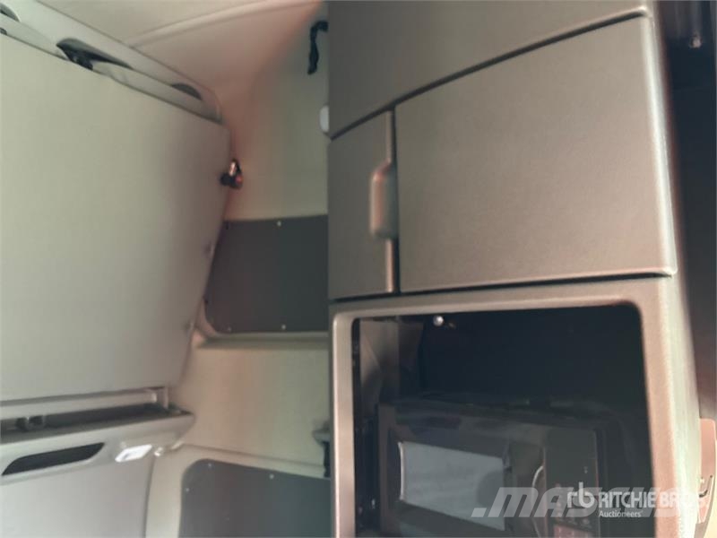 Volvo VNL860 Trekkers
