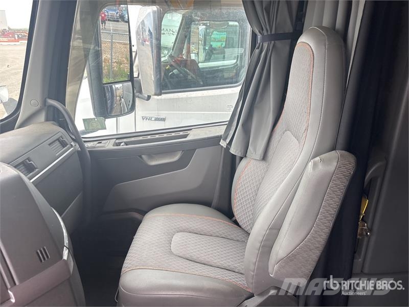 Volvo VNL860 Prime Movers