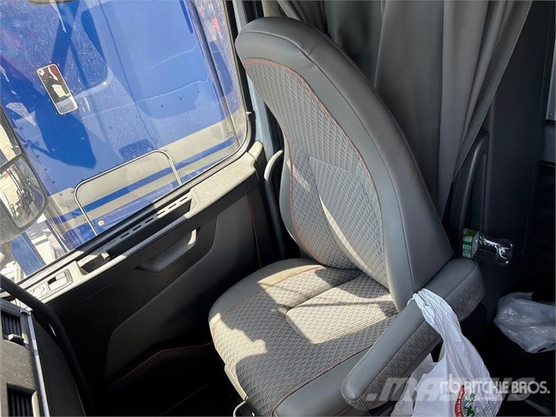 Volvo VNL860 Trekkers