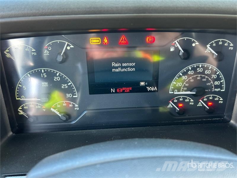 Volvo VNL860 Trekkers