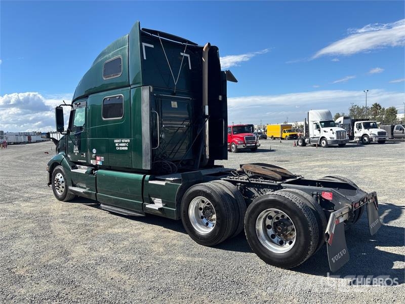 Volvo VNL860 6x4 T/A Sleeper Truck Tractor Vilcēji
