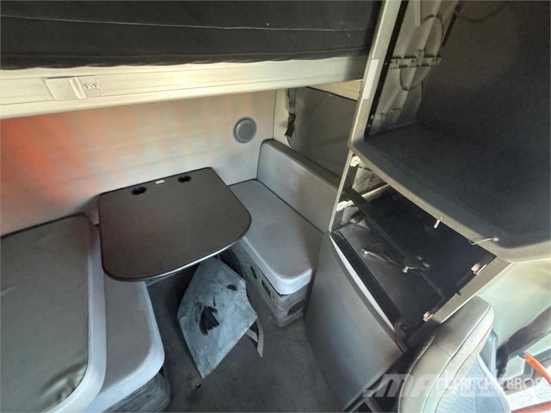 Volvo VNL860 6x4 T/A Sleeper Truck Tractor 牵引车