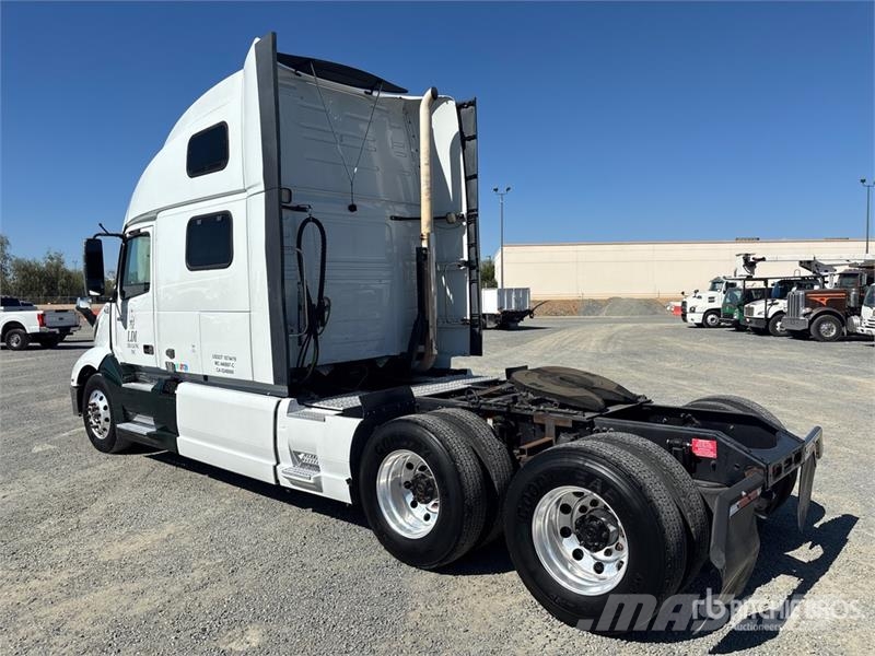 Volvo VNL860 6x4 T/A Sleeper Truck Tractor 牵引车