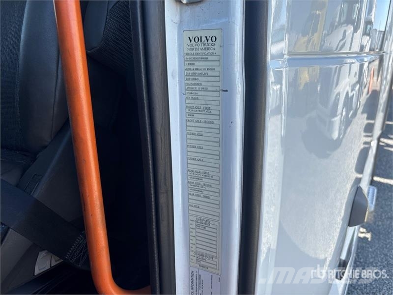 Volvo VNL860 6x4 T/A Sleeper Truck Tractor 牵引车