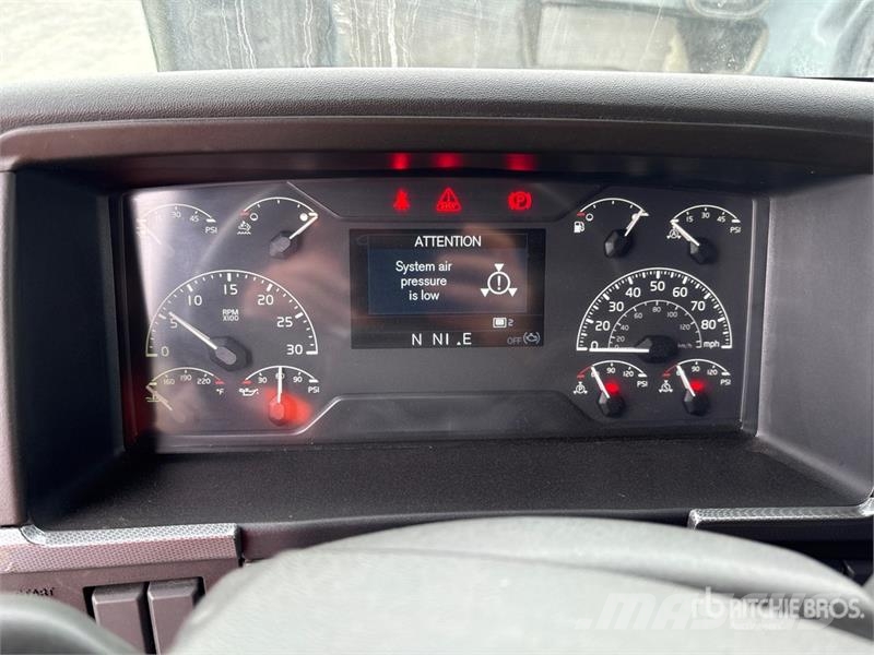 Volvo VNL860 6x4 T/A Sleeper Truck Tractor 牵引车