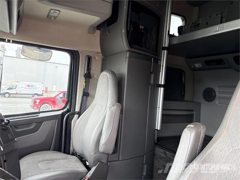 Volvo VNL860 6x4 T/A Sleeper Truck Tractor 牵引车