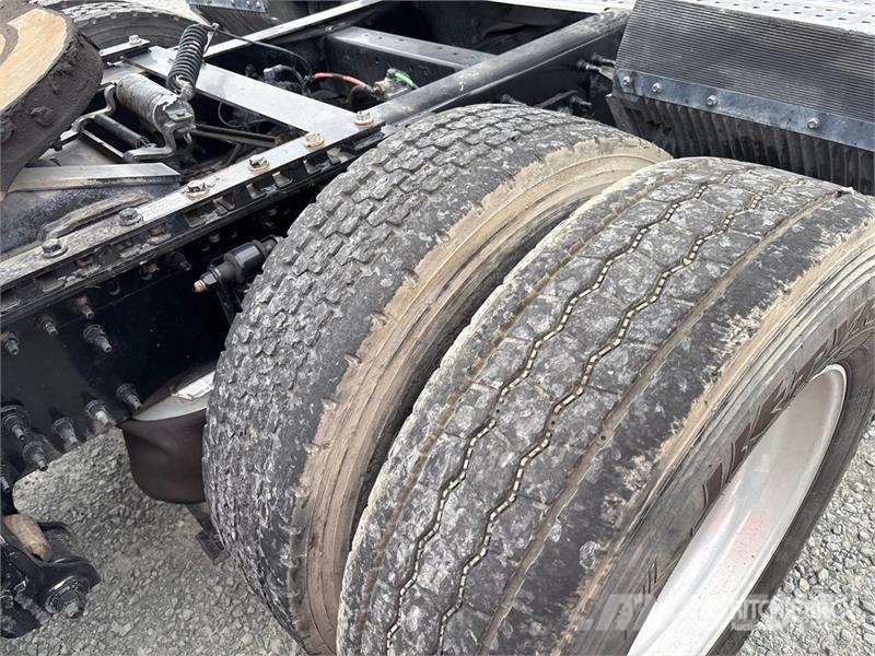 Volvo VNL860 6x4 T/A Sleeper Truck Tractor 牵引车