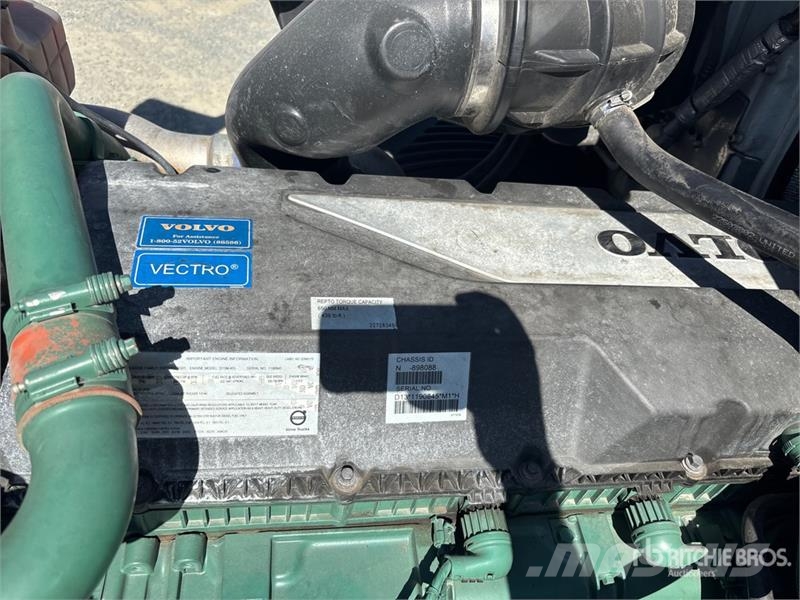 Volvo VNL860 6x4 T/A Sleeper Truck Tractor 牵引车