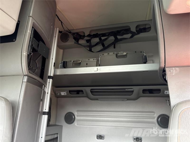 Volvo VNL860 6x4 T/A Sleeper Truck Tractor 牵引车