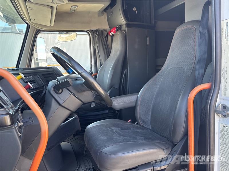 Volvo VNL860 6x4 T/A Sleeper Truck Tractor 牵引车