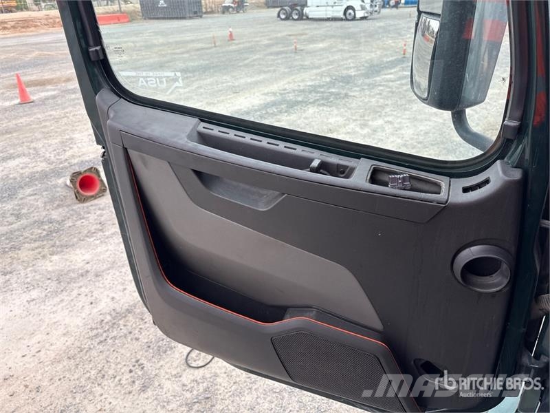 Volvo VNL860 6x4 T/A Sleeper Truck Tractor 牵引车