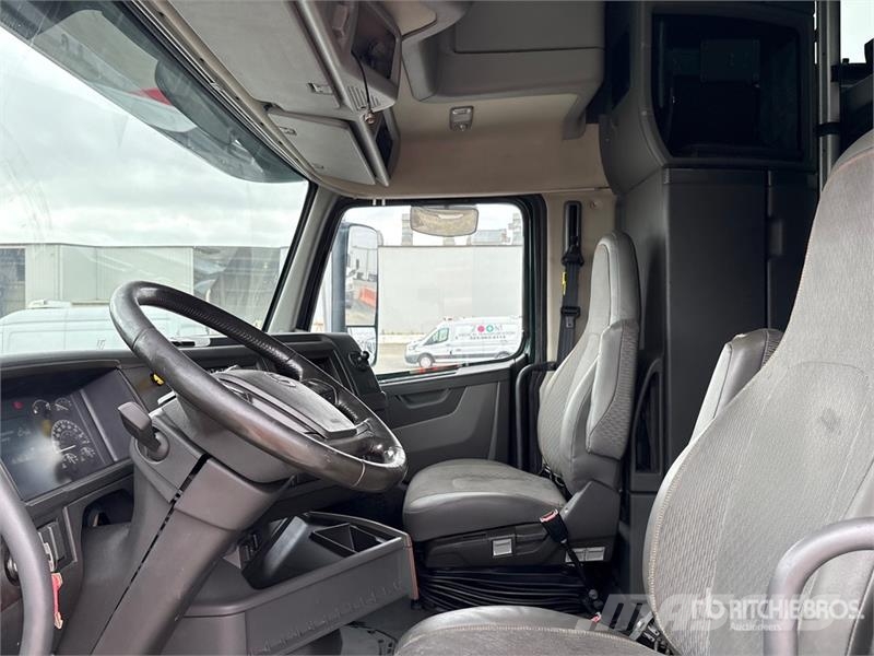 Volvo VNL860 6x4 T/A Sleeper Truck Tractor 牵引车