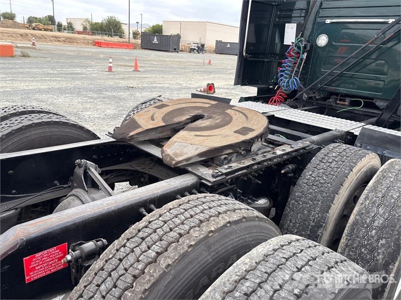Volvo VNL860 6x4 T/A Sleeper Truck Tractor 牵引车