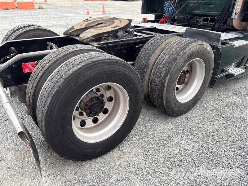 Volvo VNL860 6x4 T/A Sleeper Truck Tractor 牵引车