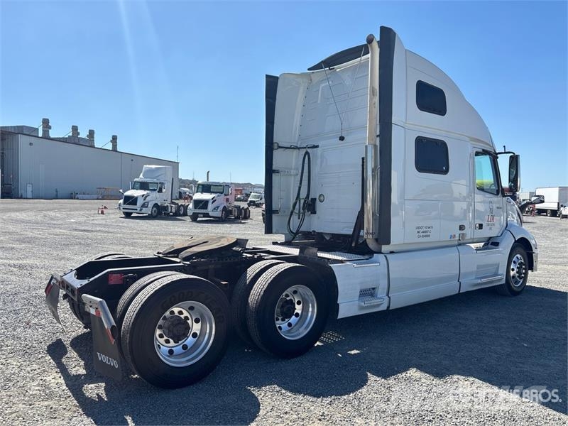 Volvo VNL860 6x4 T/A Sleeper Truck Tractor 牵引车