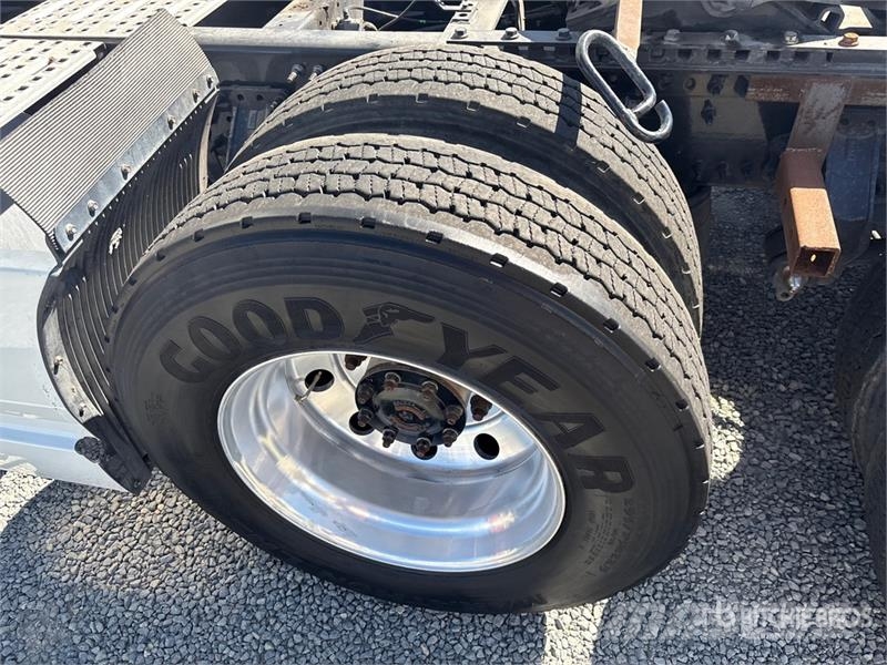 Volvo VNL860 6x4 T/A Sleeper Truck Tractor 牵引车