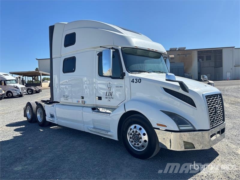Volvo VNL860 6x4 T/A Sleeper Truck Tractor 牵引车