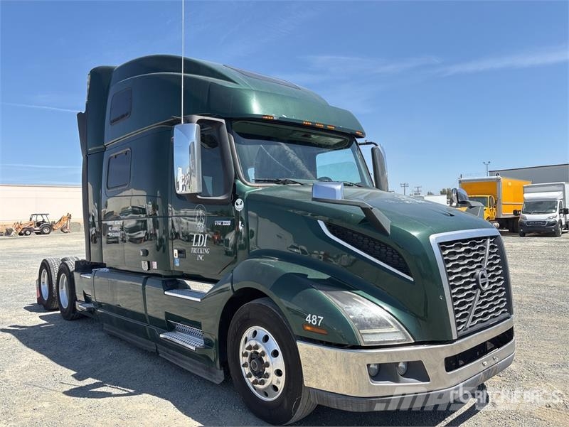 Volvo VNL860 6x4 T/A Sleeper Truck Tractor Vetopöytäautot