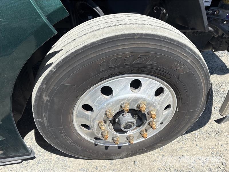Volvo VNL860 6x4 T/A Sleeper Truck Tractor Vetopöytäautot