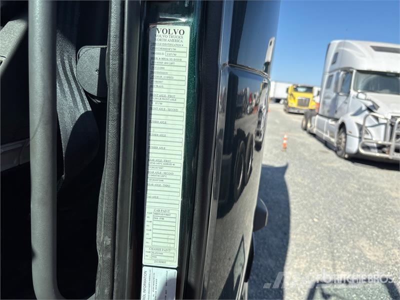 Volvo VNL860 6x4 T/A Sleeper Truck Tractor Vetopöytäautot
