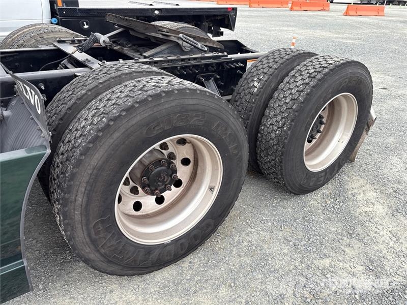 Volvo VNL860 6x4 T/A Sleeper Truck Tractor 牵引车