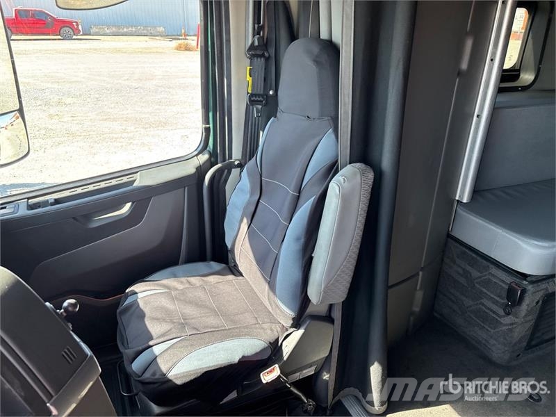 Volvo VNL860 6x4 T/A Sleeper Truck Tractor Vetopöytäautot