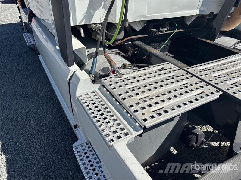 Volvo VNL860 6x4 T/A Sleeper Truck Tractor 牵引车