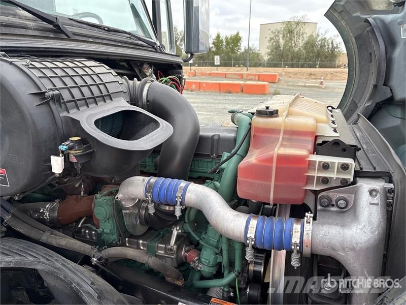 Volvo VNL860 6x4 T/A Sleeper Truck Tractor 牵引车
