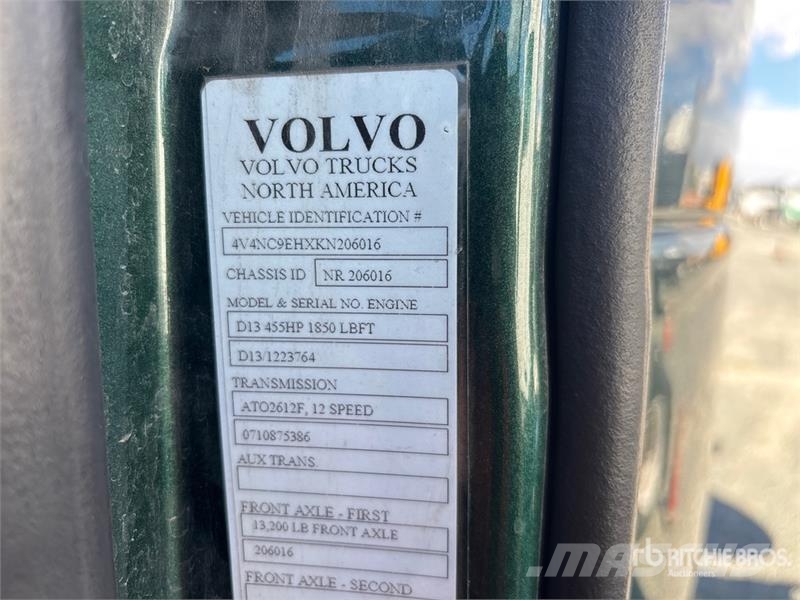 Volvo VNL860 6x4 T/A Sleeper Truck Tractor Vilcēji