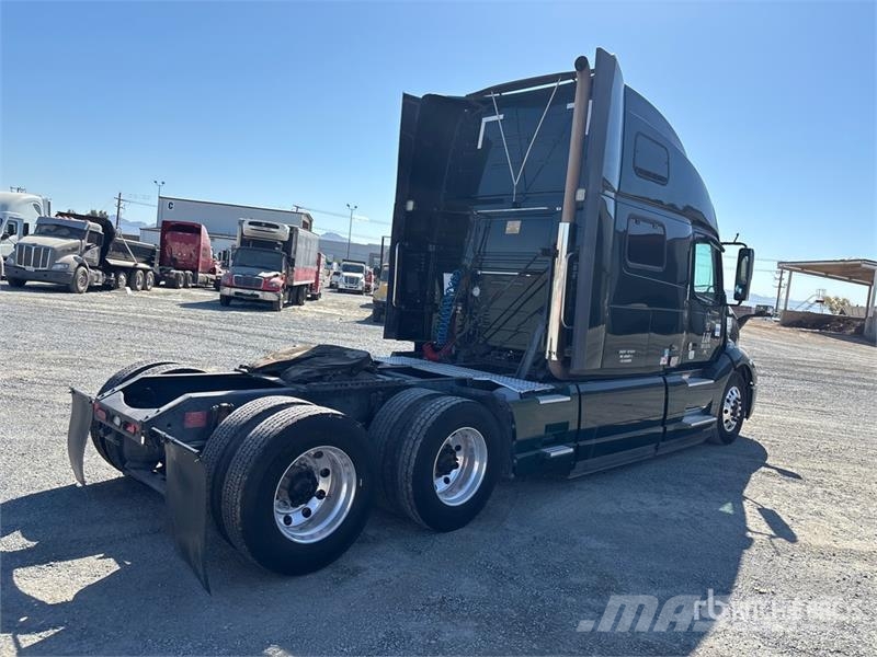 Volvo VNL860 6x4 T/A Sleeper Truck Tractor Vetopöytäautot