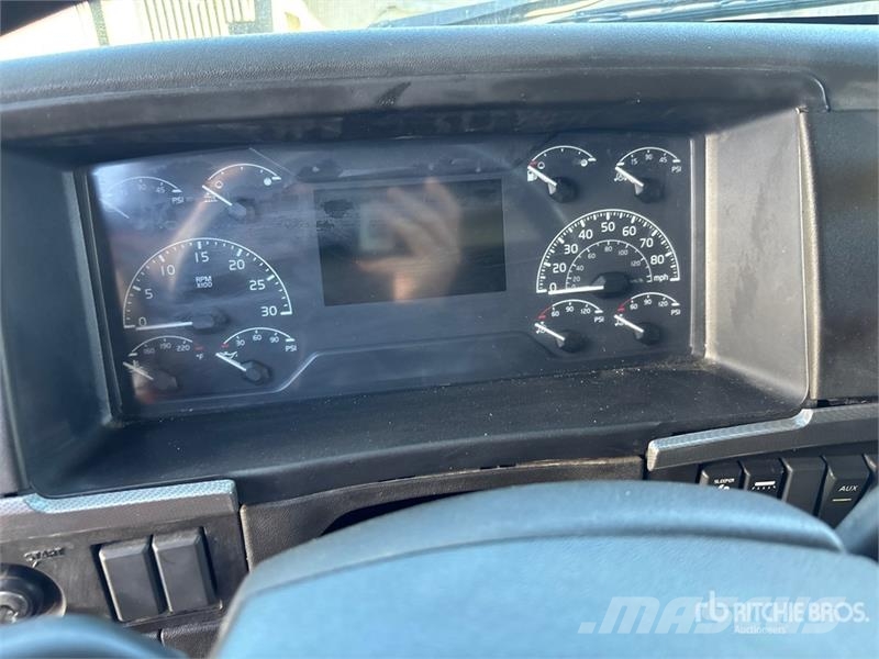 Volvo VNL860 6x4 T/A Sleeper Truck Tractor Vilcēji