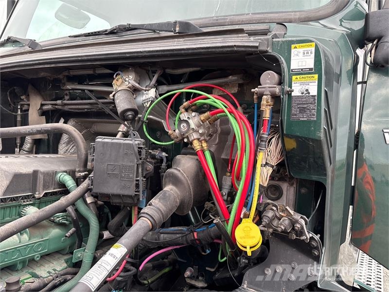 Volvo VNL860 6x4 T/A Sleeper Truck Tractor 牵引车
