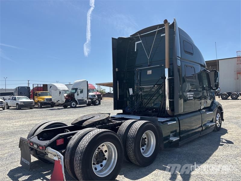 Volvo VNL860 6x4 T/A Sleeper Truck Tractor Vetopöytäautot