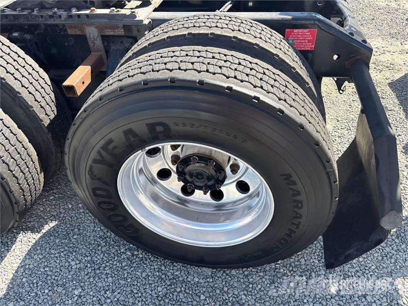 Volvo VNL860 6x4 T/A Sleeper Truck Tractor 牵引车