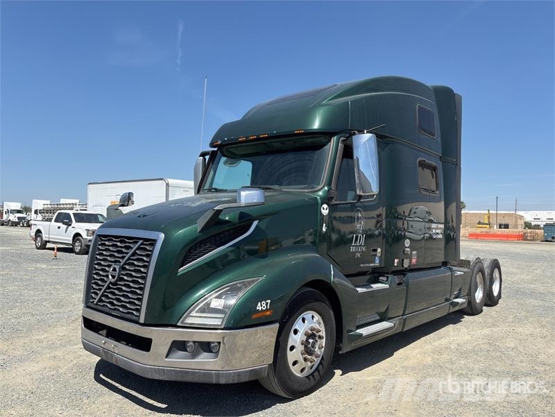 Volvo VNL860 6x4 T/A Sleeper Truck Tractor Vetopöytäautot