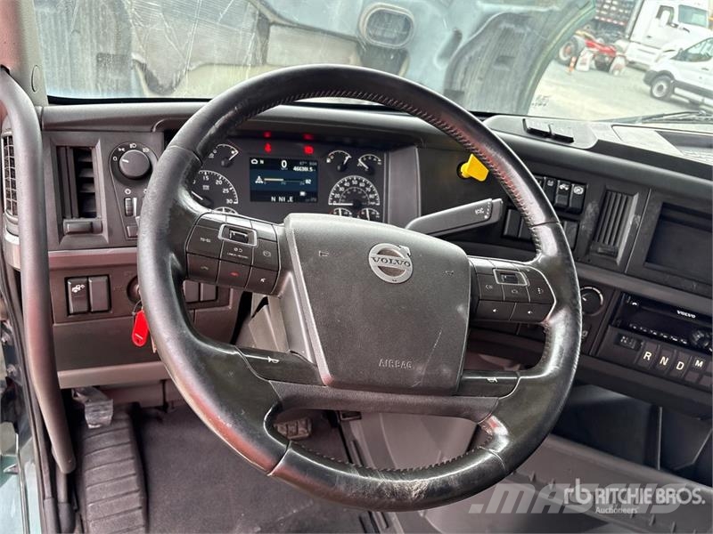 Volvo VNL860 6x4 T/A Sleeper Truck Tractor 牵引车