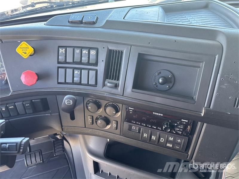 Volvo VNL860 6x4 T/A Sleeper Truck Tractor 牵引车