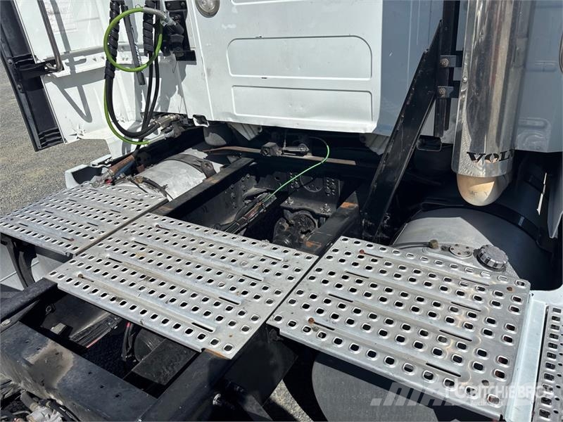 Volvo VNL860 6x4 T/A Sleeper Truck Tractor 牵引车