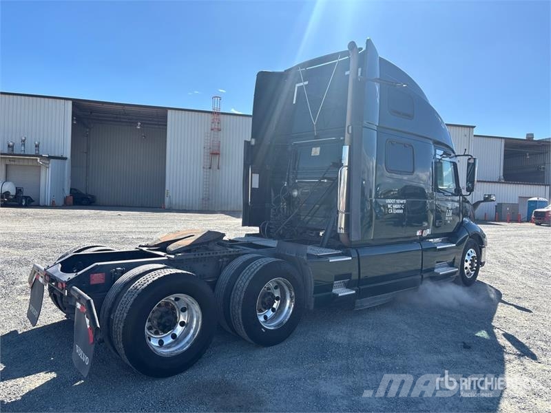 Volvo VNL860 6x4 T/A Sleeper Truck Tractor Vilcēji