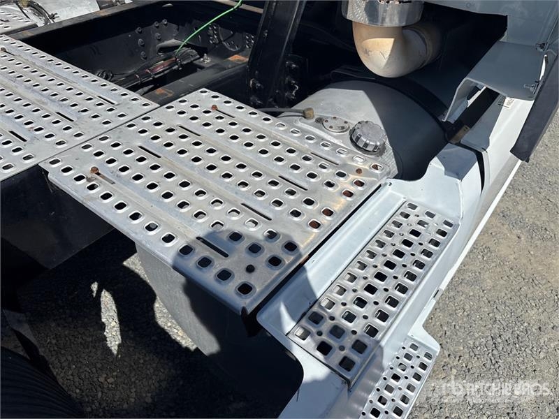 Volvo VNL860 6x4 T/A Sleeper Truck Tractor 牵引车
