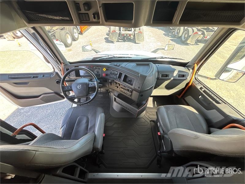 Volvo VNL860 6x4 T/A Sleeper Truck Tractor 牵引车