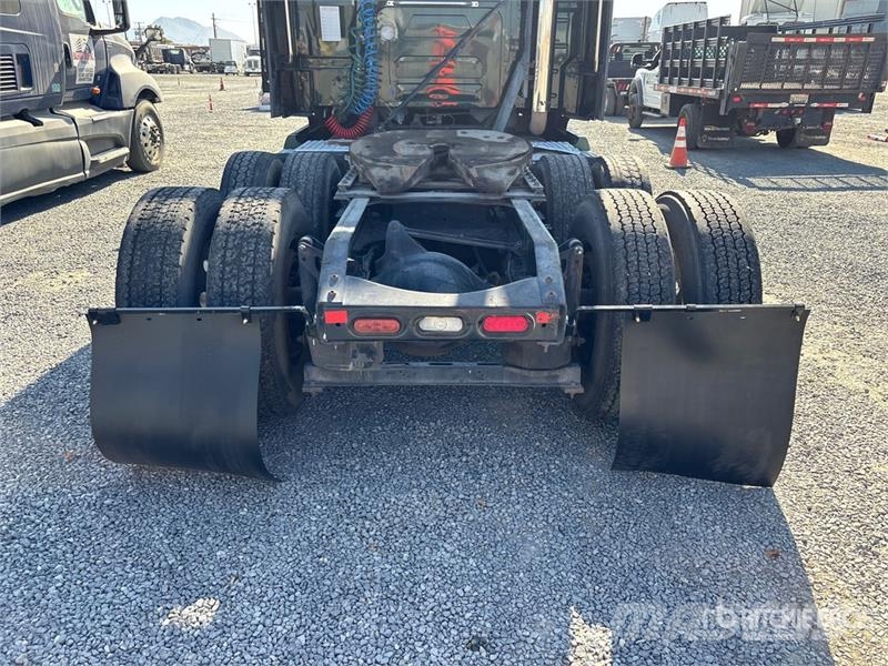 Volvo VNL860 6x4 T/A Sleeper Truck Tractor Vetopöytäautot