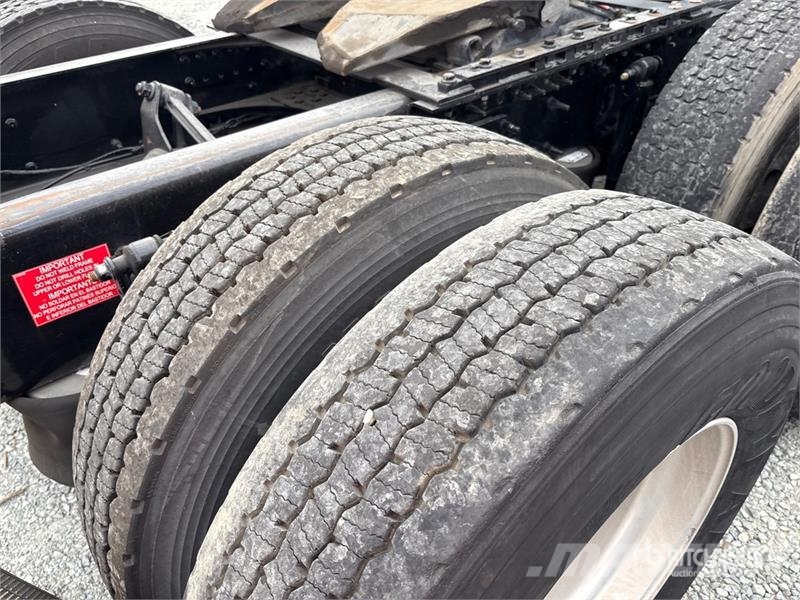 Volvo VNL860 6x4 T/A Sleeper Truck Tractor 牵引车