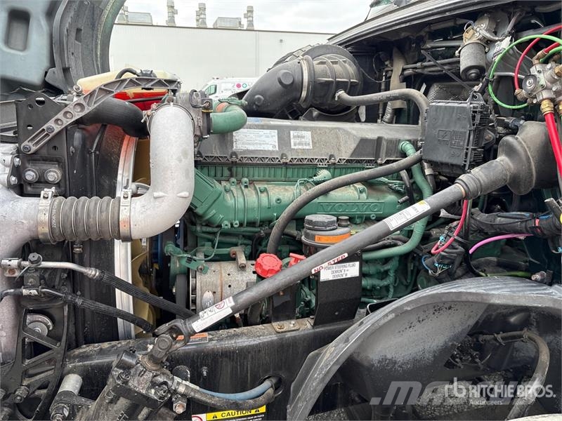 Volvo VNL860 6x4 T/A Sleeper Truck Tractor 牵引车